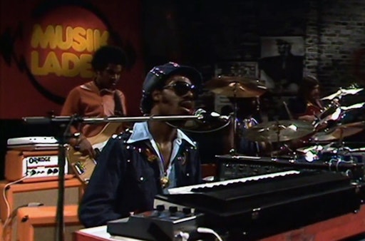 Vorschau Bild von Zur ARTE-Sendung Stevie Wonder Musikladen-Session, 1974 Stevie
Wonders Konzert 1974 in Bremen gilt als eines seiner besten
TV-Live-Sets. © Radio Bremen Foto: RB Honorarfreie Verwendung nur im
Zusammenhang mit genannter Sendung und bei folgender Nennung "Bild:
Sendeanstalt/Copyright". Andere Verwendungen nur nach vorheriger
Absprache: ARTE-Bildredaktion, Silke Wölk Tel.: +33 3 90 14 22 25,
E-Mail: bildredaktion@arte.tv // Weiterer Text über ots und
www.presseportal.de/nr/9021 / Die Verwendung dieses Bildes für
redaktionelle Zwecke ist unter Beachtung aller mitgeteilten
Nutzungsbedingungen zulässig und dann auch honorarfrei.
Veröffentlichung ausschließlich mit Bildrechte-Hinweis.