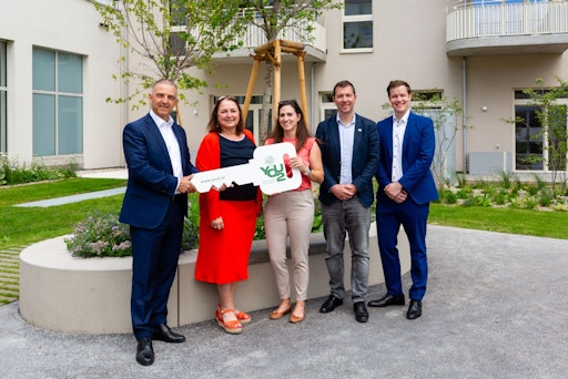 Vorschau Bild von (v.l.n.r.) Gerald Weber (Vorstandsdirektor Wiener Städtische),
Birgit Fehringer (Teamleitung Immobilien Wiener Städtische), Birgit
Müllner (Projektleitung KIBB), Thomas Auböck (Geschäftsführung
KIBB), Peter Zadl (Transaktionsmanager Wiener Städtische)