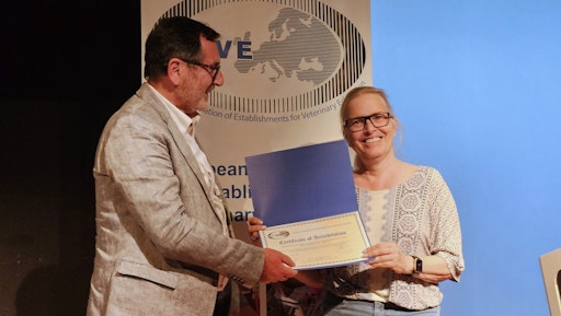 Vetmeduni-Vizerektorin Barbara Bockstahler und Gaspar Ros
Berruezo (Chairperson des European Committee of Veterinary Education
ECOVE) bei der Übergabe des EAEVE-Zertifikats.