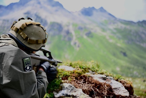 Soldat beim Üben der Verteidigungsfähigkeit