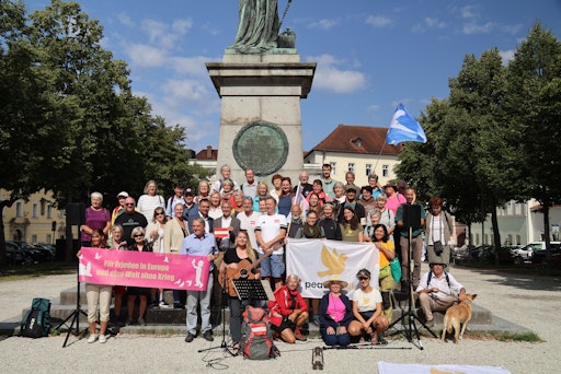 Peacewalk Gruppe am 20.7. in Passau kurz vor dem Grenzübertritt
nach Österreich.
