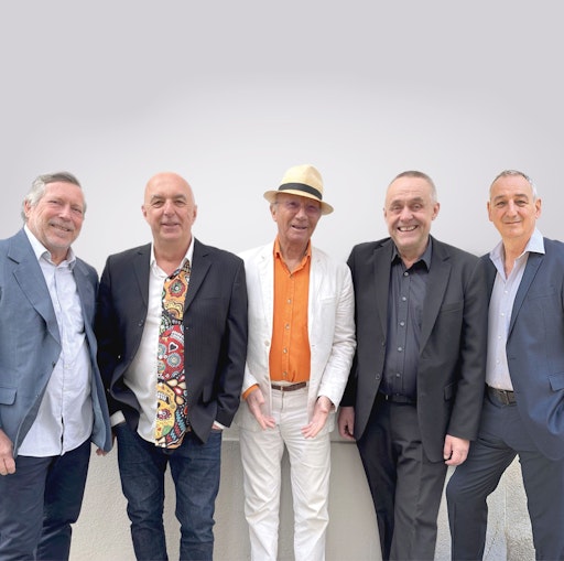 Gruppenbild vor weißer Wand