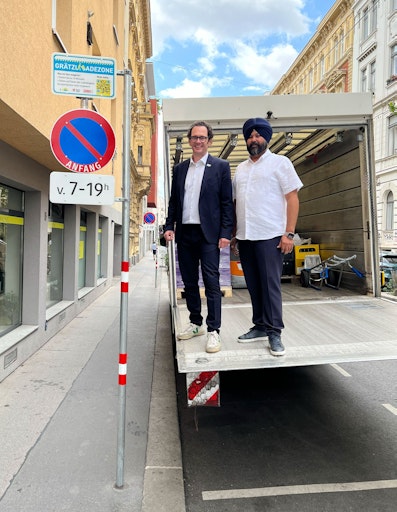 Bezirksvorsteher Markus Reiter und Gurdial Singh Bajwa, Obmann
der Wiener Kleintransporteure
