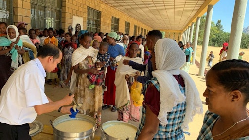In der Tigray-Region im Norden von Äthiopien wurde der blutige
Bürgerkrieg offiziell im Jahr 2022 zwar beendet. Tausende Menschen
leiden jedoch immer noch Hunger. Gemeinsam mit Partnern vor Ort
leistet Jugend Eine Welt wichtige Nothilfe.