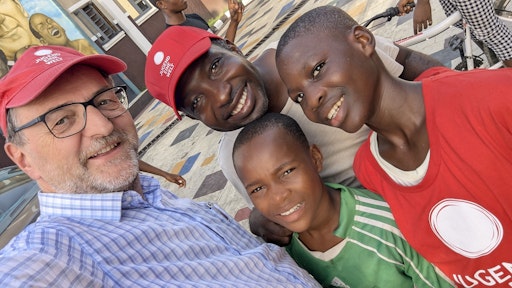 Vorschau Bild von Im Jahr 2025 eröffnete Jugend Eine Welt-Geschäftsführer Reinhard
Heiserer in Lagos/Nigeria ein neues Schutzzentrum für 100
Straßenkinder.