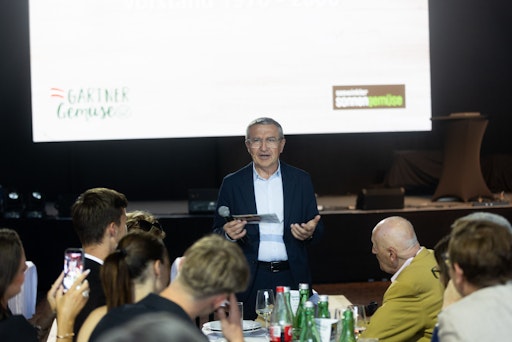 Josef Peck, MBA - Vorstand von LGV Sonnengemüse eingetragene
Genossenschaft - führt durch das Programm "80 Jahre Zukunft LGV".