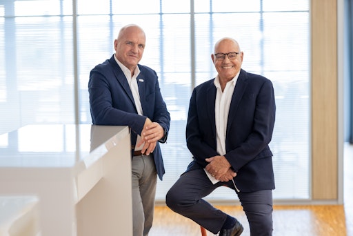 Markus Wieser, Präsident der AK Niederösterreich und Vorsitzender
des ÖGB Niederösterreich mit Kult-Schauspieler Wolfgang Böck, der in
Reichenau mit seinem Soloprogramm Österreich-Premiere feiert.