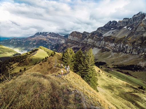 Wandernde Familie auf der Crête de Berroi, einem aussichtsreichen
Abschnitt des historischen Sentier des Contrebandiers in der Région
Dents du Midi.