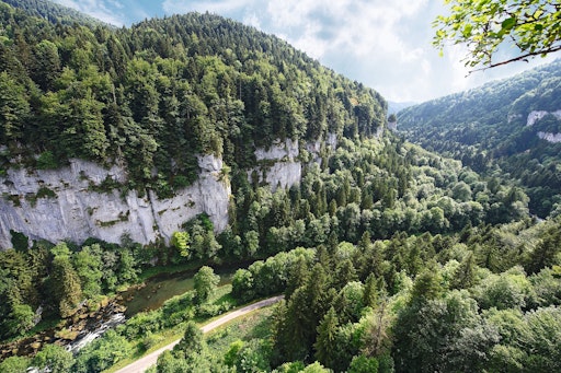 Vorschau Bild von Naturpark Doubs, Kanton Jura. Der Doubs bei den Echelles de la
mort (Todesleitern), einem alten Schmugglerpfad, Sicht
flussaufwärts, von Frankreich Richtung Schweiz.