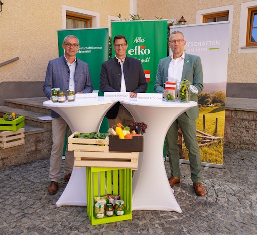  Mag. Franz Waldenberger, Präsident der Landwirtschaftskammer
Oberösterreich, Mag. Robert Pichler, Obmann von Wirtschaften am Land
und Mag. Thomas Krahofer, Geschäftsführer von efko (v. l. n. R.)
fordern mehr Transparenz bei der Herkunft von Essiggurken und faire
Bedingungen für die heimische Produktion.