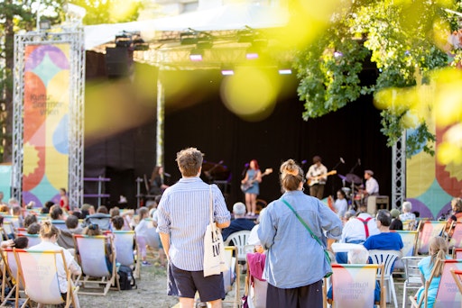Das Gratis-Open-Air-Festival bringt noch drei Wochen von
Donnerstag bis Sonntag kostenloses Kulturprogramm in die Grätzl
Wiens.