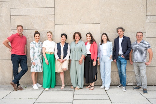 Vorschau Bild von Geschäftsführerin Marie Lechner (3.v.l.) und ACB Präsidentin
Renate Androsch-Holzer (4.v.l.) mit den Convention4u 2026
Hauptpartnern (Hubertus Rothwangl (1.v.l) und Sandra Neukart (2.v.l)
von der Österreich Werbung, Oliver Stärz (2.v.r.) und Uwe Edlinger
(1.v.r.) vom Ferry Porsche Congress Center Zell am See sowie das
Team des Salzburg Convention Bureau mit Heidi Strobl (Mitte),
Elisabeth Kassanits-Pföß (4.v.r) und Natascha Ringerthaler (3.v.l.).