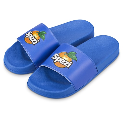 Die neuen Spezi® Badeschlapfen verbinden hohen Tragekomfort mit
markantem Design. Gefertigt aus strapazierfähigem PVC, wasserfest
und mit rutschfester Sohle ausgestattet, sind sie der ideale
Begleiter für warme Sommertage.