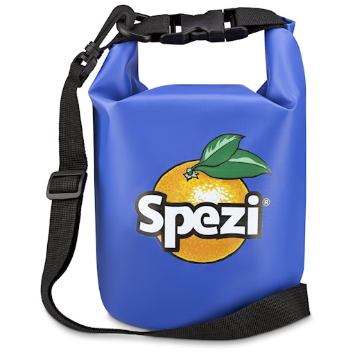 Vorschau Bild von Damit Smartphone, Schlüssel oder Geldbörse trocken bleiben,
ergänzt der neue Spezi® Dry Bag die Sommerausstattung perfekt. Das
robuste, wasserdichte Material schützt zuverlässig vor Wasser, Sand
und Schmutz. Dank Roll-Top-Verschluss und abnehmbarem Schultergurt
ist er ebenso funktional wie unkompliziert.