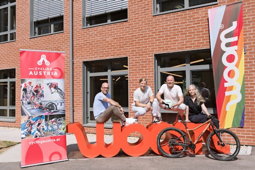 Mehr Kinder fürs Radfahren begeistern und ihnen einen sicheren
Start auf zwei Rädern ermöglichen: Mit diesem gemeinsamen Ziel gehen
der internationale Kinder- und Jugendfahrradhersteller woom und der
österreichische Radsportverband Cycling Austria eine langfristige
Partnerschaft ein.