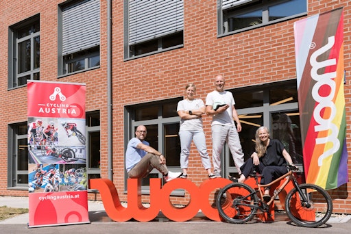 Vorschau Bild von Mehr Kinder fürs Radfahren begeistern und ihnen einen sicheren
Start auf zwei Rädern ermöglichen: Mit diesem gemeinsamen Ziel gehen
der internationale Kinder- und Jugendfahrradhersteller woom und der
österreichische Radsportverband Cycling Austria eine langfristige
Partnerschaft ein.