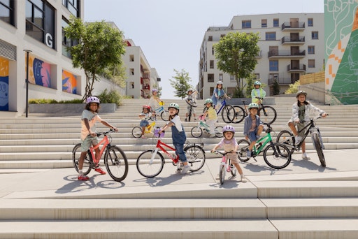 Vorschau Bild von Mehr Kinder fürs Radfahren begeistern und ihnen einen sicheren
Start auf zwei Rädern ermöglichen: Mit diesem gemeinsamen Ziel gehen
der internationale Kinder- und Jugendfahrradhersteller woom und der
österreichische Radsportverband Cycling Austria eine langfristige
Partnerschaft ein.