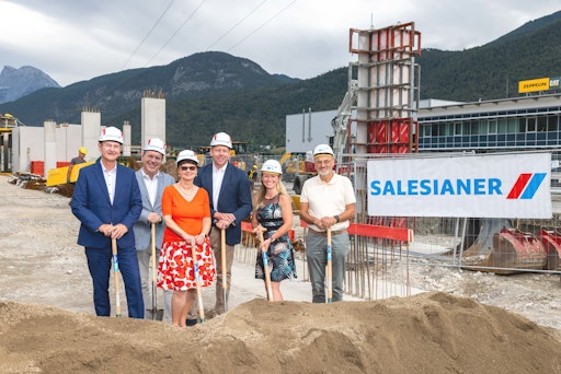 Offizieller Spatenstich für das Neubauprojekt in Inzing:
Vertreter:innen der Projektpartner markieren den Baustart für den
neuen Standort, der Infrastruktur, Logistik und Mitarbeiterwohnen
vereint.