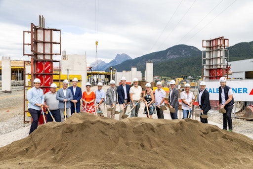 Vorschau Bild von Offizieller Spatenstich für das Neubauprojekt in Inzing:
Vertreter:innen der Projektpartner markieren den Baustart für den
neuen Standort, der Infrastruktur, Logistik und Mitarbeiterwohnen
vereint.