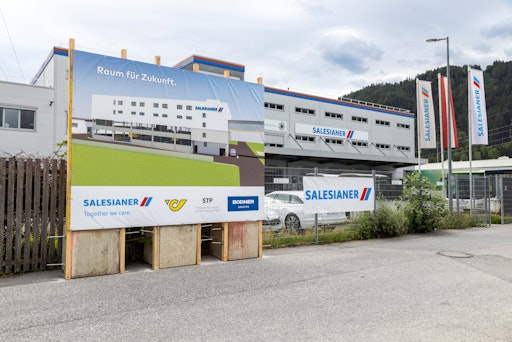 Vorschau Bild von Das Neubauprojekt in Inzing schafft zusätzliche Kapazitäten für
Logistik, Infrastruktur und Mitarbeiterwohnen und stärkt den
Wirtschaftsstandort Tirol.