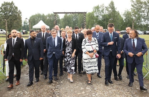 Auf dem Weg zur Gedenkveranstaltung in Auschwitz-Birkenau: Istvan
Gyöngyösi, Abgeordneter des ungarischen Parlaments, Krisztian
Köszegi, stellvertretender Präsident des ungarischen Parlaments,
Michael Brand, Beauftragter der Bundesregierung gegen Antiziganismus
und für das Leben der Sinti und Roma in Deutschland, Romani Rose,
Vorsitzender des Zentralrates Deutscher Sinti und Roma, Isabelle
Berro-Amadei, Präsidentin des Ministerkomitees des Europarates und
Ministerin für auswärtige Angelegenheiten und Zusammenarbeit von
Monaco, Petra Bayr, Präsidentin der Parlamentarischen Versammlung
des Europarates, Szymon Ho?ownia, Vizemarschall des Seym der
Republik Polen, und Roman Kwiatkowski, Präsident des Verbands der
Roma in Polen (von links). Foto: Zentralrat deutscher Sinti und Roma
/ Jaros?aw Praszkiewicz // Weiterer Text über ots und
www.presseportal.de/nr/128332 / Die Verwendung dieses Bildes für
redaktionelle Zwecke ist unter Beachtung aller mitgeteilten
Nutzungsbedingungen zulässig und dann auch honorarfrei.
Veröffentlichung ausschließlich mit Bildrechte-Hinweis.