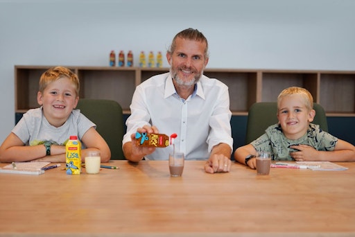 Florian Schwap – Head of Marketing, Sustainability & Innovation –
freut sich über die neuen anwenderfreundlichen wiederschließbaren
Verpackungen für Alex und Lisa.