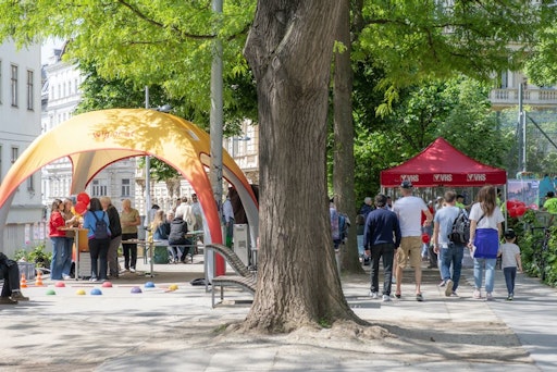 Der Themenspaziergang „Bewusst bewegen“ lud interessierte
Bewohner*innen in Mariahilf dazu ein, Bewegungsangebote im Bezirk zu
erkunden.