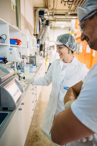 Vorschau Bild von Desinfektionsmittel wird geprüft, Karoline Edtstadler bedient das
Analysegerät – mit Gentian Rastavica, der eine Produktionsschicht
leitet (im Bild von links)