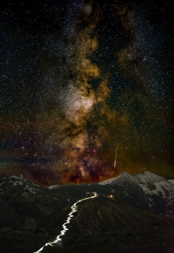 Vorschau Bild von Sternschnuppen über den Bergen