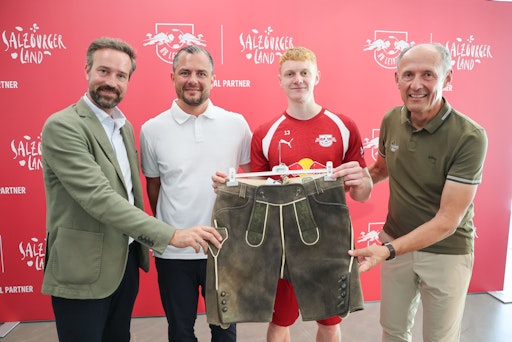 Vorschau Bild von Von links nach rechts - Landeshauptfrau-Stellvertreter Stefan
Schnöll, RB Leipzig Geschäftsführer Sport Marcel Schäfer, Nicolas
Seiwald und SalzburgerLand-Tourismus-Geschäftsführer Leo
Bauernberger