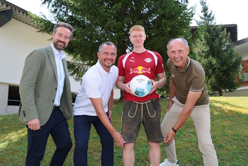 Von links nach rechts - Landeshauptfrau-Stellvertreter Stefan
Schnöll, RB Leipzig Geschäftsführer Sport Marcel Schäfer, Nicolas
Seiwald und SalzburgerLand-Tourismus-Geschäftsführer Leo
Bauernberger