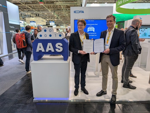 Matthias Bölke, Vice President Strategy Industrial Automation bei
Schneider Electric und Vorstandsvorsitzender der Industrial Digital
Twin Association mit Roland Sommer, Geschäftsführer der Plattform
Industrie 4.0 Österreich, bei der Unterzeichnung des Memorandums of
Understandigs