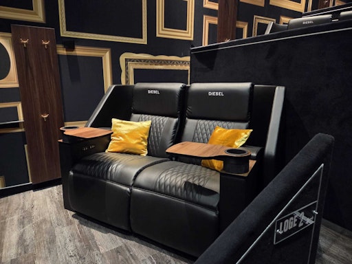 Foto einer exklusiven Premium Lounge i neuen Kinosaal