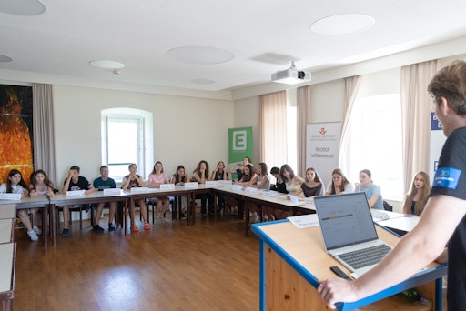 Jugendliche Gruppe im Audimax beim Workshop