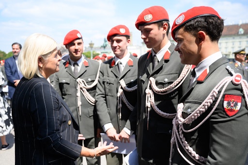 FBM Klaudia Tanner mit Grundwehrdienern der Garde.