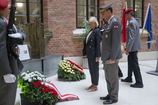 Vorschau Bild von FBM Klaudia Tanner bei der Kranzniederlegung