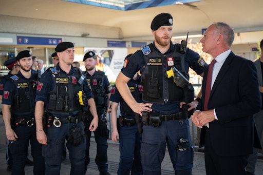 200 Polizistinnen und Polizisten der Bereitschaftseinheit sind
rund um die Uhr verfügbar.