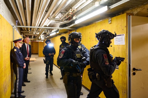 Die neuen Plattenträger bieten Schutz nach VPAM 6, während
gleichzeitig die Beweglichkeit und damit auch die
Durchhaltefähigkeit der Einsatzkräfte gewährleistet wird.