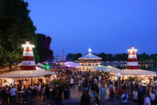 Das Nordufer: beliebter Hotspot beim Maschseefest in Hannover. //
Weiterer Text über ots und www.presseportal.de/nr/171861 / Die
Verwendung dieses Bildes für redaktionelle Zwecke ist unter
Beachtung aller mitgeteilten Nutzungsbedingungen zulässig und dann
auch honorarfrei. Veröffentlichung ausschließlich mit
Bildrechte-Hinweis.