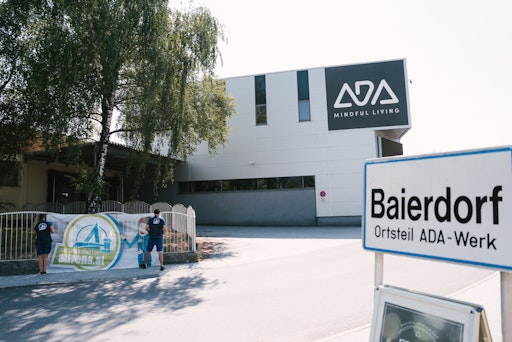 Vorschau Bild von Auf die ADA Möbelfabrik weist ein eigenes Ortsschild hin