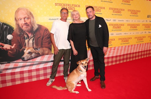 Vorschau Bild von MUNICH, GERMANY - AUGUST 10: Christian Tramitz, Rita Falk
(Author), dog Noah ((Hinkelotta)) and Sebastian Bezzel attend the
world premiere of "Steckerlfischfiasko" at Mathäser Filmpalast on
August 10, 2026 in Munich, Germany. (Photo by G. Schober/Getty
Images PR for Constantin Film Distribution) // Weiterer Text über
ots und www.presseportal.de/nr/12946 / Die Verwendung dieses Bildes
für redaktionelle Zwecke ist unter Beachtung aller mitgeteilten
Nutzungsbedingungen zulässig und dann auch honorarfrei.
Veröffentlichung ausschließlich mit Bildrechte-Hinweis.