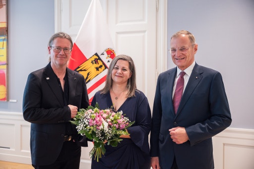 v.l.: Vizepräsident Dipl.-Ing.Carsten Innerhofer, Präsidentin Dipl.-Ing. Cora Stöger, Landeshauptmann Mag. Thomas Stelzer (Fotograf: Max Mayrhofer; Bildrechte: Land OÖ)