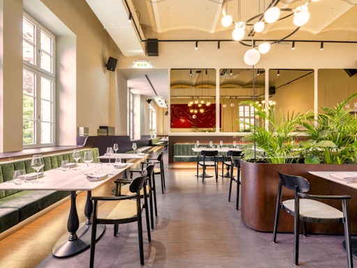 Der Salon Ost des Restaurants von sophie7. Das Restaurant und die
Bar verfügen über eine direkte Verbindung zu den Eventsälen,
Meetingräumen und Büros.