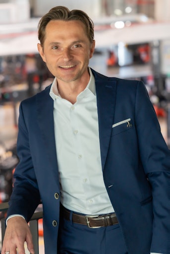 Vorschau Bild von Dipl.-Ing. Josef Dax, Director Sales & Logistics Solutions bei
Toyota Material Handling Austria, sieht in der vernetzten
Betrachtung von Digitalisierung, Automatisierung, Energie und
Nachhaltigkeit einen entscheidenden Wettbewerbsvorteil für
Unternehmen.