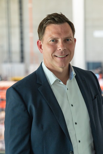Vorschau Bild von Mag. Oskar Zettl, Geschäftsführer von Toyota Material Handling
Austria, sieht die Intralogistik zunehmend als strategischen
Wettbewerbsfaktor – insbesondere angesichts steigender Anforderungen
an Lieferfähigkeit, Energieeffizienz, Fachkräftesicherung und
Nachhaltigkeit.