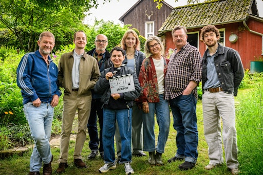 v.l.n.r.: Sönke Wortmann (Regie), Merlin Sandmeyer, Andreas
Berger (Kamera), Nurhan Sekerci-Porst (Produzentin), Magdalena
Laubisch, Anke Engelke, Peter Kurth, Maximilian Mundt; JACKPOT - BEI
GELD HÖRT DIE FAMILIE AUF, 2027 im Verleih von Constantin Film im
Kino. // Weiterer Text über ots und www.presseportal.de/nr/12946 /
Die Verwendung dieses Bildes für redaktionelle Zwecke ist unter
Beachtung aller mitgeteilten Nutzungsbedingungen zulässig und dann
auch honorarfrei. Veröffentlichung ausschließlich mit
Bildrechte-Hinweis.