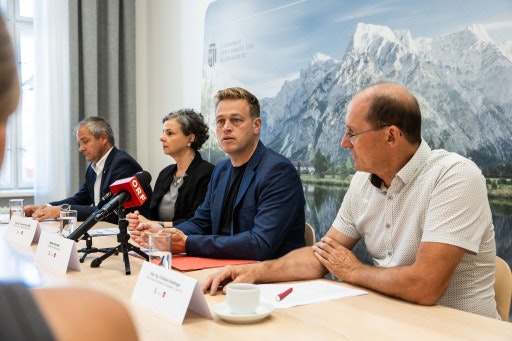 Umwelt- und Klima-Landesrat Stefan Kaineder zieht gemeinsam mit den Expert:innen der „Taskforce Trockenheit“ Bilanz zur aktuellen Dürreperiode und den Auswirkungen auf die Trinkwasserversorgung in Oberösterreich (Fotograf: Werner Dedl; Bildrechte: Land OÖ)