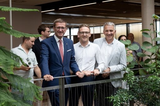 Wirtschafts-Landesrat Markus Achleitner, Sebastian Stöger (Geschäftsführer solvistas gmbh, Teil der x-tention group) und Herbert Stöger (Geschäftsführer x-tention group) in der neuen Unternehmenszentrale der x-tention group in Wels. (Fotograf: Margot Haag; Bildrechte: Land OÖ)