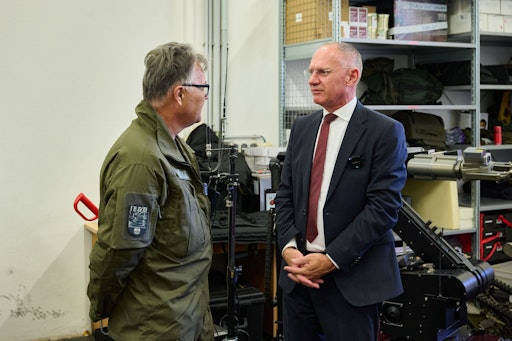 Innenminister Gerhard Karner übergab am 23. Juli 2026 acht neue
Bombenschutzanzüge an den Entschärfungsdienst der Direktion
Spezialeinheiten/EKO Cobra
