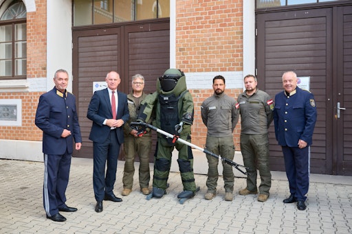 Vorschau Bild von Neue Bombenschutzanzüge für zusätzlichen Schutz der Entschärfer